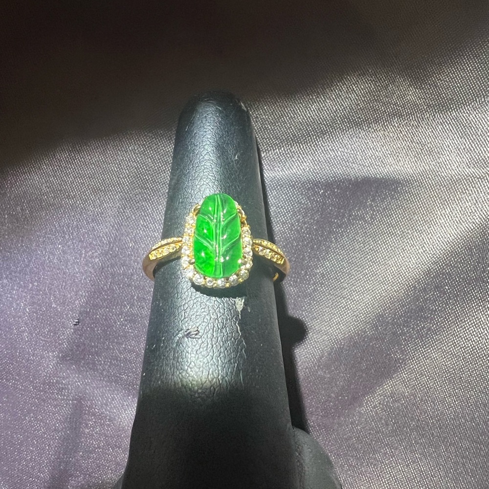 Elegant Green Leaf Ring with Gold Accents